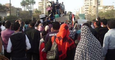 بالصور.. المئات يقطعون شارع البحر بالغربية ويعلنون الاعتصام