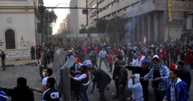 أطفال الشوارع يرشقون قوات الشرطة بالحجارة فى شارع قصر العينى