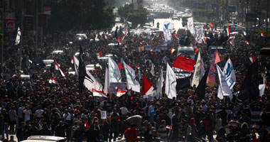 معارضو الرئيس يرفعون الأحذية ضد مؤيديه أمام مسجد مصطفى محمود