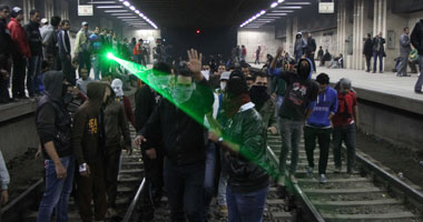 بالصور.. المترو فى قبضة الألتراس و"بلاك بلوك".. اقتحموا محطة السادات..وأجبروا القطارات على تغيير خط سيرها.. وفصلوا الكهرباء عن الخط الثانى.. والركاب يسيرون على القضبان.... والسائقون يستنجدون بالجيش