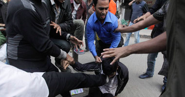 متظاهرون يلقون الحجارة على سائق شاحنة ويقتلونه فى بنجلاديش 