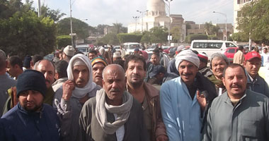 اعتصام عمال النظافة بمجلس مدينة كفر الشيخ للمطالبة بالتثبيت 