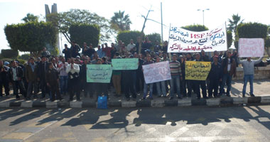 عمال "السماد العضوى" بالشرقية يضربون عن الطعام للمطالبة بالتثبيت