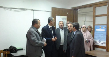  بالصور.. رئيس جامعة السويس يقدم التهنئة للطلاب المسيحيين