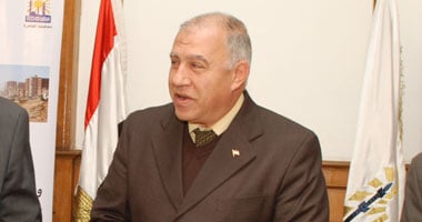 محافظ القاهرة يطالب رؤساء الأحياء بالتواجد اليومى بالشارع 