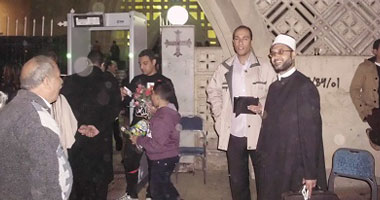 بالصور.. القوى الثورية والجمعيات الأهلية بالورود أمام كنائس الغربية