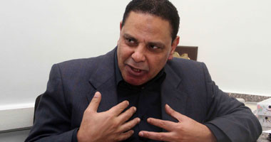 علاء الأسوانى يستضيف حملة "متصنفنيش"