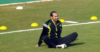 جمال حمزة يؤازر لاعبى الزمالك خلال مران اليوم