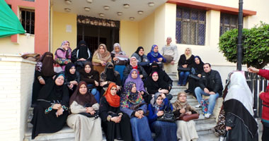 تظاهر عدد من معلمى العقود أمام التعليم للمطالبة بالتثبيت