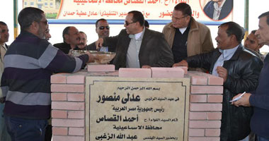 محافظ الإسماعيلية يضع حجر الأساس لبدء إنشاء المجمع السكنى الجديد 