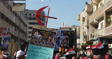 بالصور.. المئات يحتفلون بذكرى يناير الثالثة أمام محافظة المنوفية