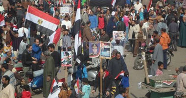 مواطنون يتظاهرون بـ"التحرير" لمطالبة السيسى بالترشح