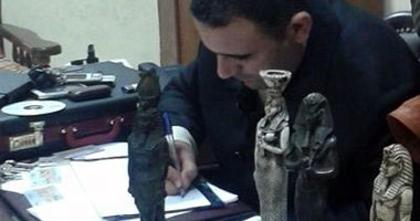 ضبط 4 تماثيل فرعونية وجعران بحوزة مواطنين بكمين حى الكوثر بسوهاج
