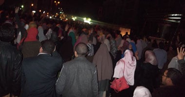 عناصر الإخوان يخرجون فى مسيرة ليلية ببرج العرب