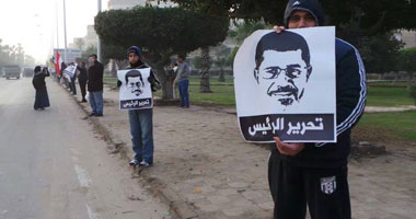 سلسلة بشرية للإخوان بمنطقة برج العرب بالتزامن مع محاكمة "مرسى"