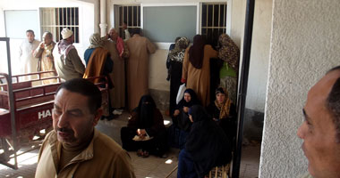 مشادات كلامية بين موظفى قصر العينى المتظاهرين وقائدى السيارات