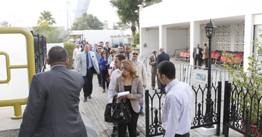 بالصور.. إقبال كبير من المصريين بالإمارات على الاستفتاء 