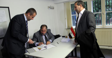 المصريون بهولندا يدلون بأصواتهم فى الاستفتاء على الدستور 