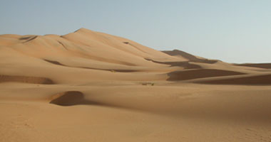 استكمال رفع الكثبان الرملية عن طرق الوادى الجديد وتغيير مسار أجزاء منه