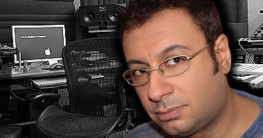 طارق مدكور يتقبل عزاء والده بمسجد رابعة العدوية