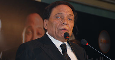 عادل إمام بخير ولا صحة لشائعة وفاته