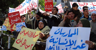 تظاهر أهالى ممرضات المنصورة أمام "الشعب"