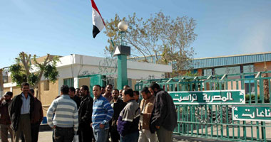  تجمهر عمال "ترست" احتجاجا على منع دخولهم الشركة 