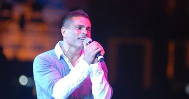 ضبط 4 آلاف CD مزور لأغانى عمرو دياب