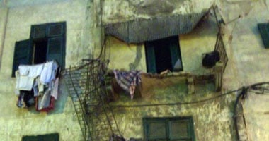 انهيار أجزاء من عقارين بالمنصورة واخلاءهما من السكان لخطورتهما