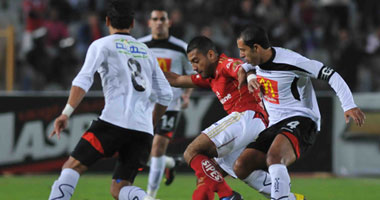 ديوان "اللاعب" يصف عالم كرة القدم فى جو شعرى
