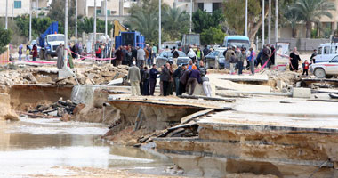 إنشاء مخرات سيول جديدة أسفل الطرق الرئيسية بالمنيا