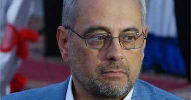 توافد كبار رجال الأعمال والعاملين بمجموعة بهجت لصلاة الجنازة على أحمد بهجت