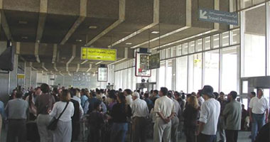 وقفة صامتة لعمال "الخدمات الأرضية" بمهبط مطار القاهرة