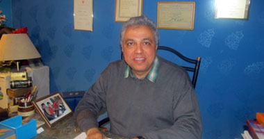 د. أيمن فاخر.. أول طبيب يدخل العلاج بالأوزون لمصر