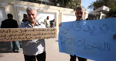 عشرات من أعضاء النقابات المستقلة يتظاهرون أمام "القوى العاملة"