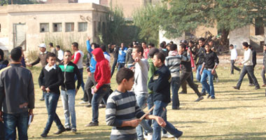 أهالى يقتحمون مدرسة الزراعة بالإسماعيلية بالسنج والشوم