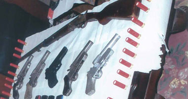 سقوط سائق وعامل بحوزتهما أسلحة آلية وطلقات فى مطروح