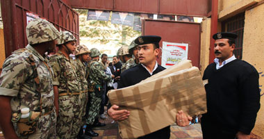 احتجاز سيدتين داخل لجنة بمدرسة ببولاق الدكرور