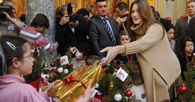 بالصور.. كارلا برونى تظهر لأول مرة منذ ولادة جوليا  