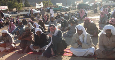 بدو يقطعون الطريق الدولى بوسط سيناء على خلفية مقتل أحدهم