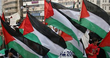 متظاهرون فلسطينيون يغلقون مقر "الأونروا" احتجاجا على عدم إعادة بناء منازلهم