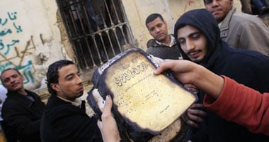 نقل كنوز المجمع العلمى المتبقية بعد الحريق