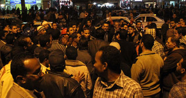 جدار بشرى من المتظاهرين يوقف الاشتباكات بالتحرير