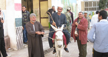مسن يصوت بحماره فى لجنة انتخابية بالوراق 
