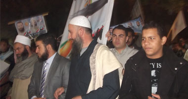 أنصار "الحرية والعدالة" و"النور" يهتفون بتقدم مرشحى الحزبين