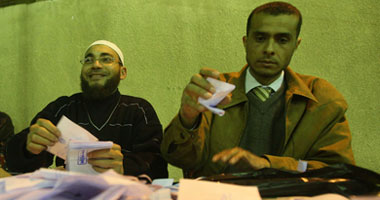 استئناف الفرز فى لجان الفيوم بعد عودة التيار الكهربائى 