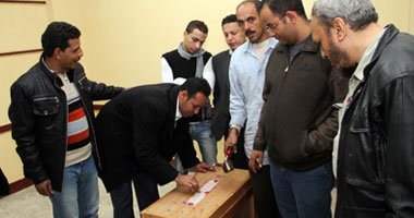 بالصور.. تشميع صناديق الاقتراع بالدائرة السابعة فى القاهرة
