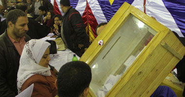 فوضى وفرز صناديق الدائرة الأولى بالجيزة خارج السرادق