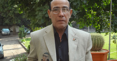 شاعر يقترح جمع شعارات الثورة وضمها للفلكلور الشعبى