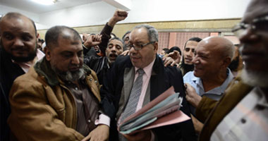 فى قضية إلهام شاهين: أنصار الشيخ عبد الله بدر يهاجمون مفتى الجمهورية والإعلاميين.. ومشادات بين دفاع الطرفين بسبب الهجوم على محامى شاهين.. والتأجيل لـ10 ديسمبر 